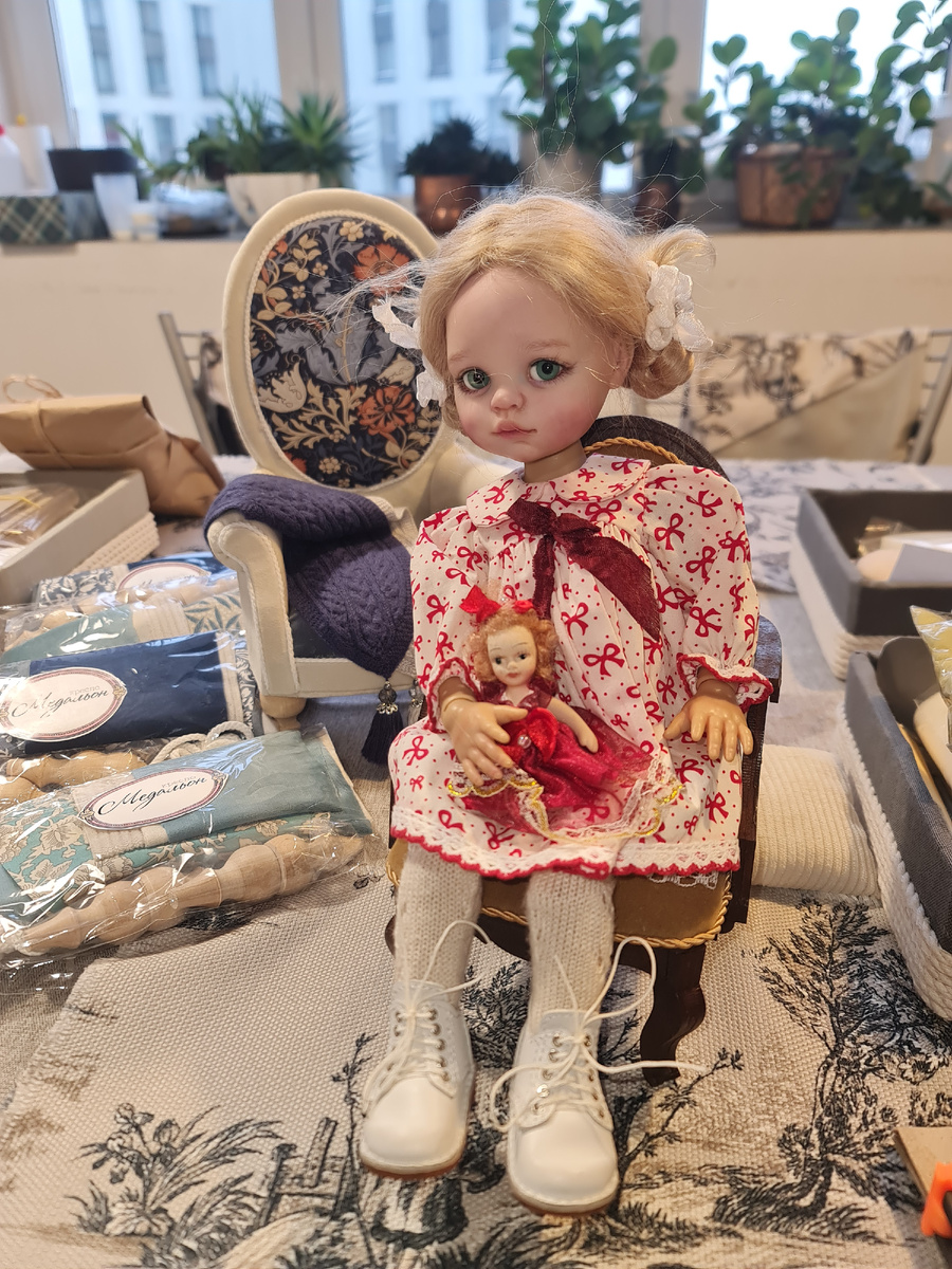 Пришли со своим скромным "медальоном", о котором уже писали, ссылки будут ниже