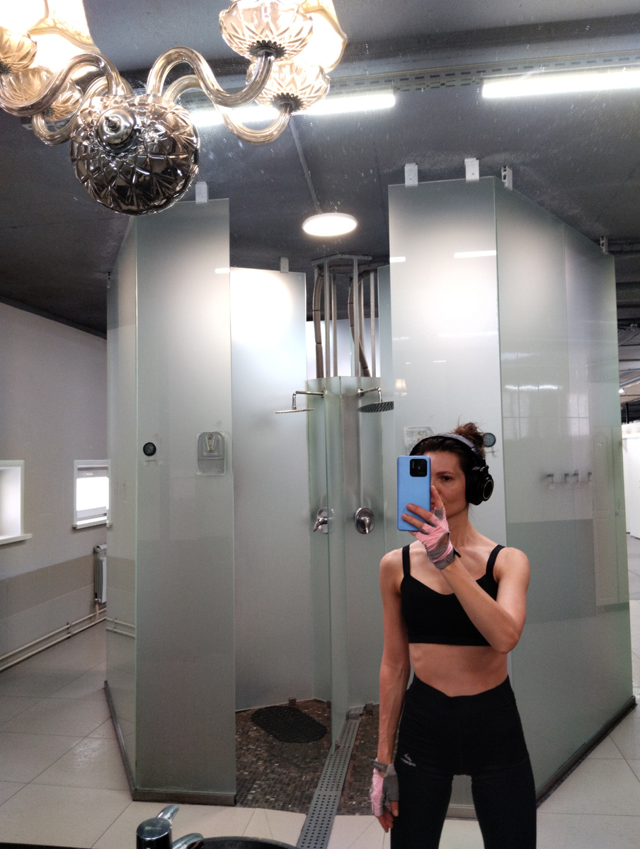 Людей вокруг много, так что фото возле душевых.