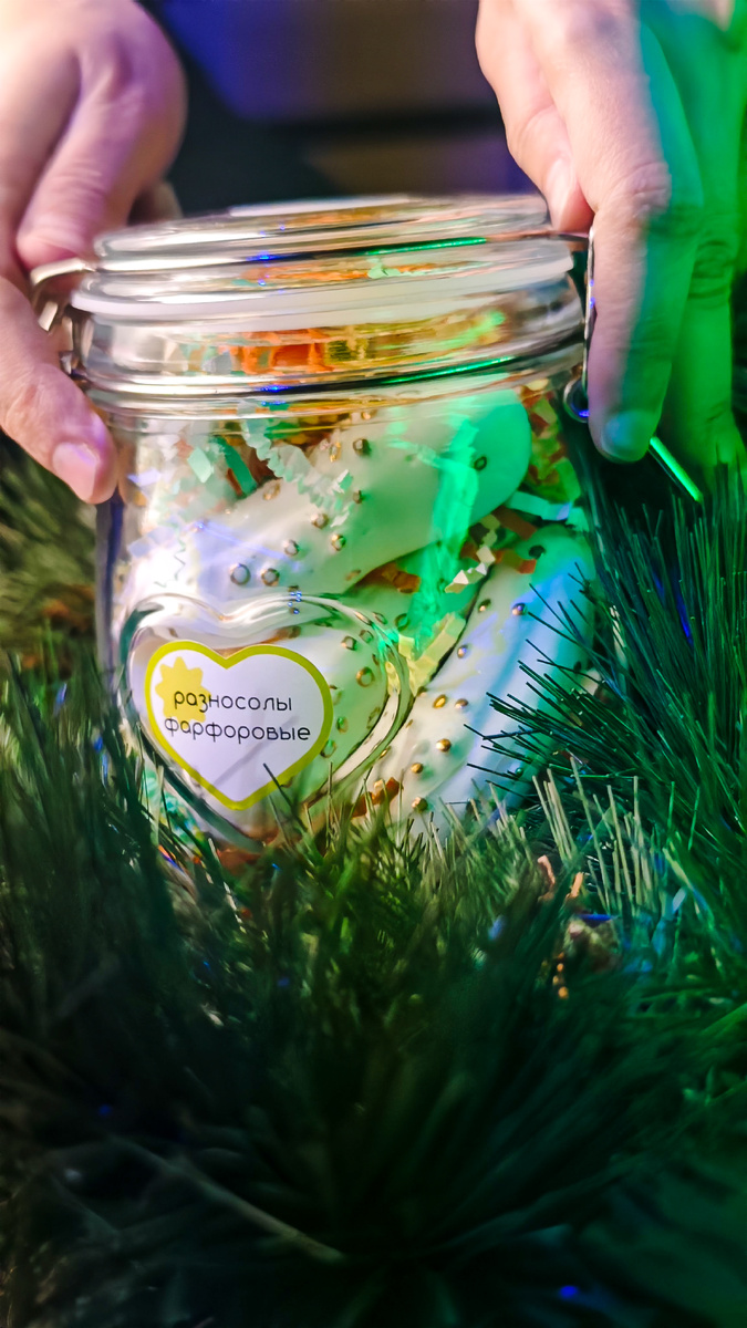 Разносолы: огурцы и чеснок из фарфора от глазорий в стекляной банке.