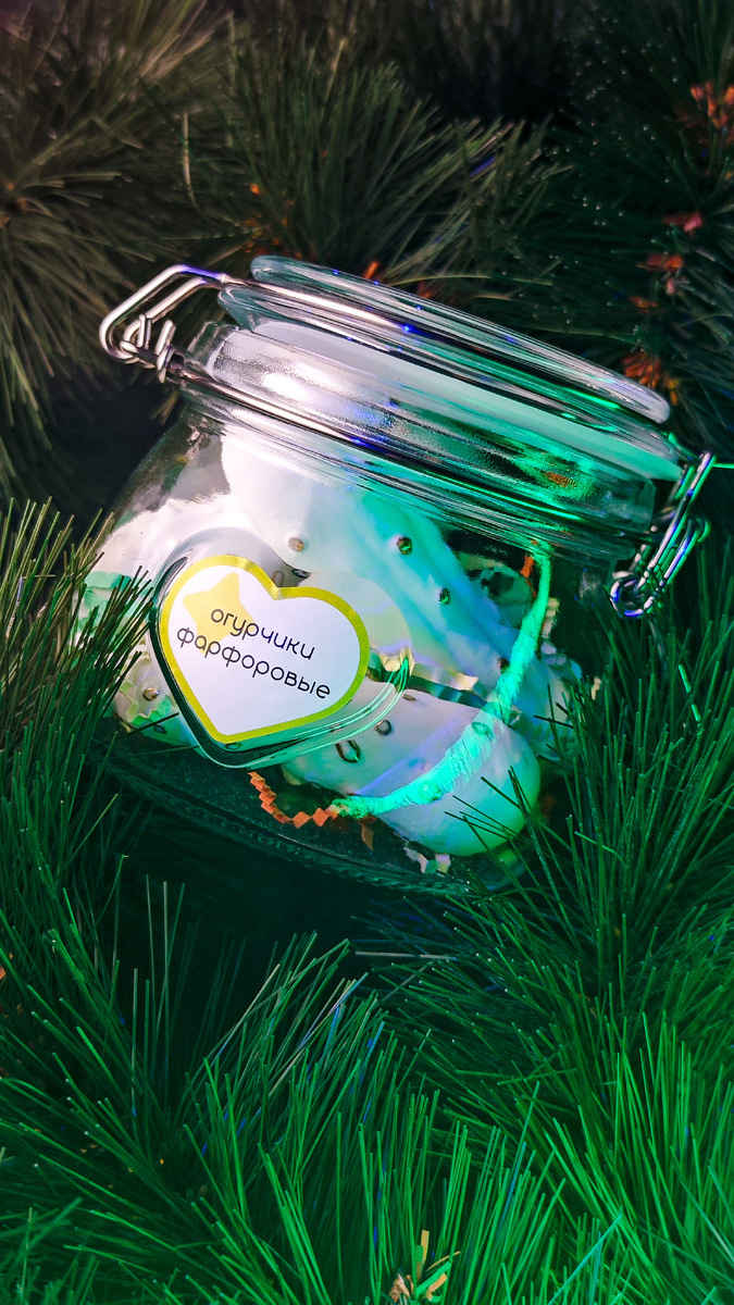 Разносолы: огурцы из фарфора от глазорий в стекляной банке.