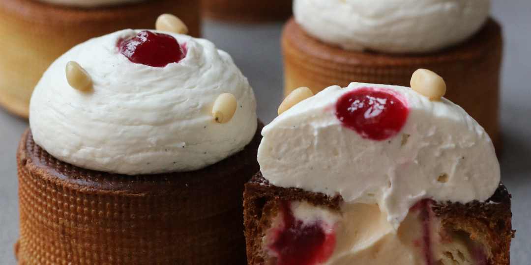 Корпусный эклер «Брусника–Малина» от Ольги Никитиной – яркий ягодный десерт с выразительным вкусом 🥰