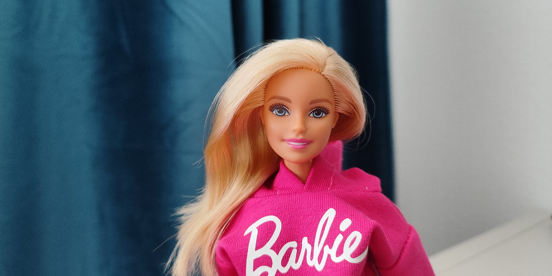 Костюм и шапочка, по которым сразу понятно, что они для куклы Barbie
