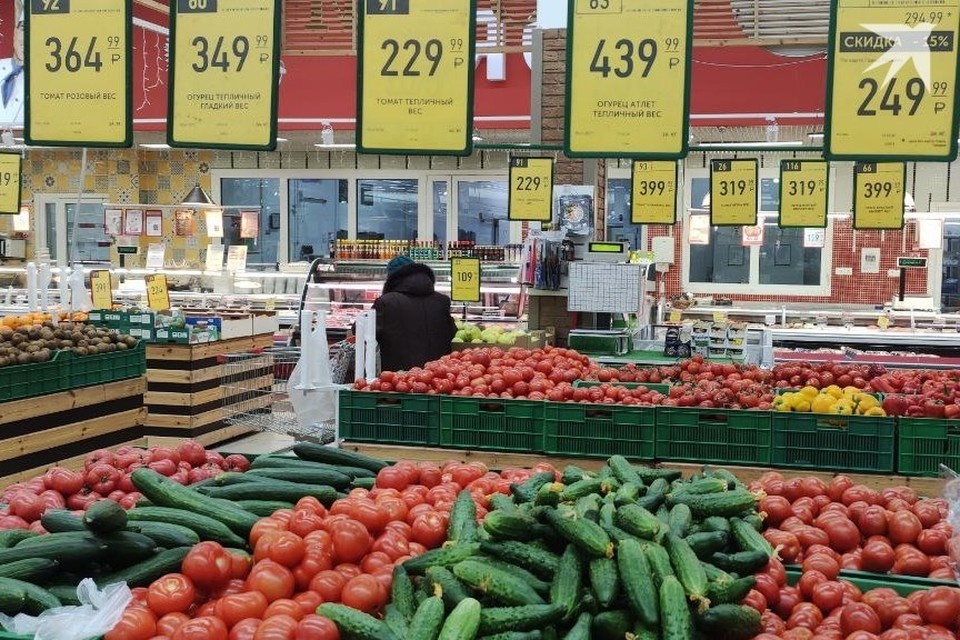    Производители перенесли возросшие издержки в стоимость огурцов.