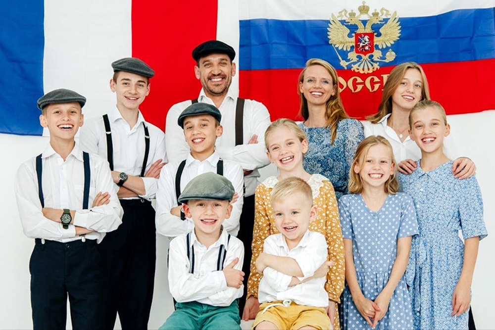    Французский политик Фабрис Сорлин: "Когда мы прибыли в Москву, испытали гордость и облегчение. Уже в России у нас с Изабель родились еще четыре ребенка". / Из личного архива