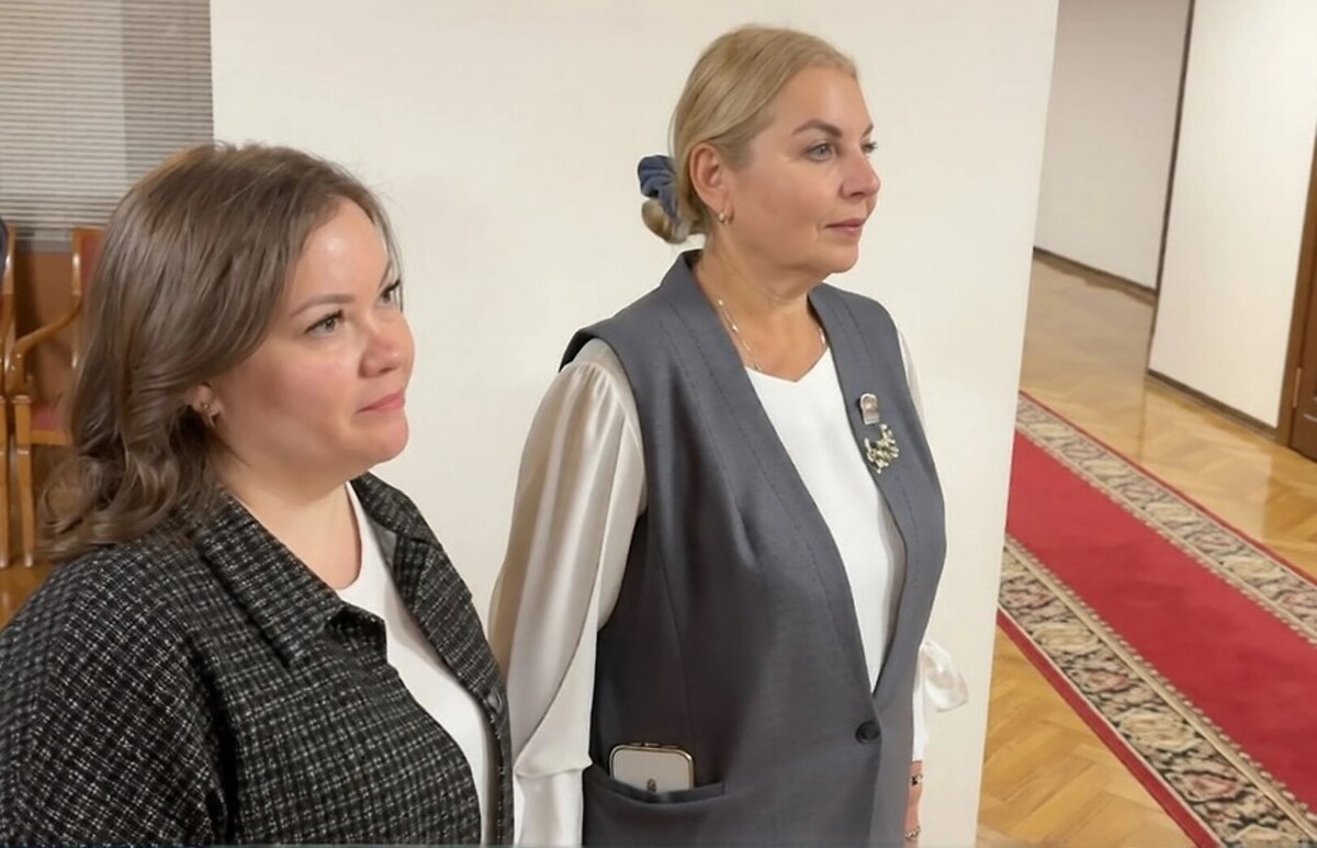 Воспитательницы у них тоже двойная награда,от правительства и Симонян.