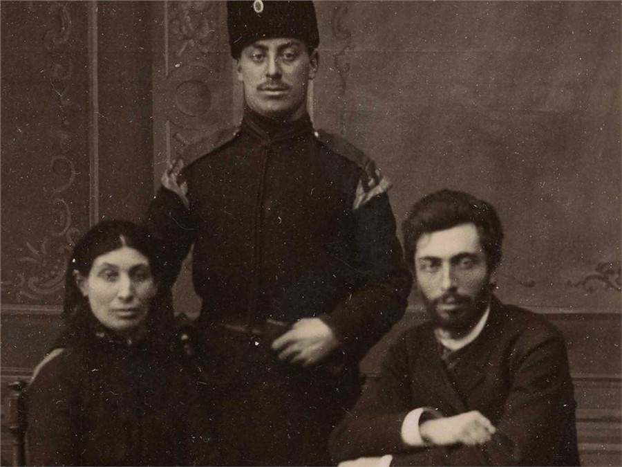 Еврейская семья. В центре стоит молодой военнослужащий в папахе; слева сидит женщина с книгой в руке, справа — мужчина, облокотившись на спинку стула. Красноярск, 1880-1890-е
Источник: vk.com/museumkkkm