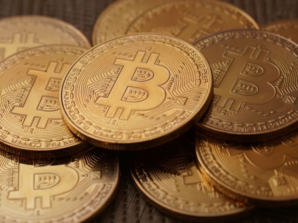    Монеты с логотипами криптовалюты биткоин© РИА Новости . Владимир Трефилов