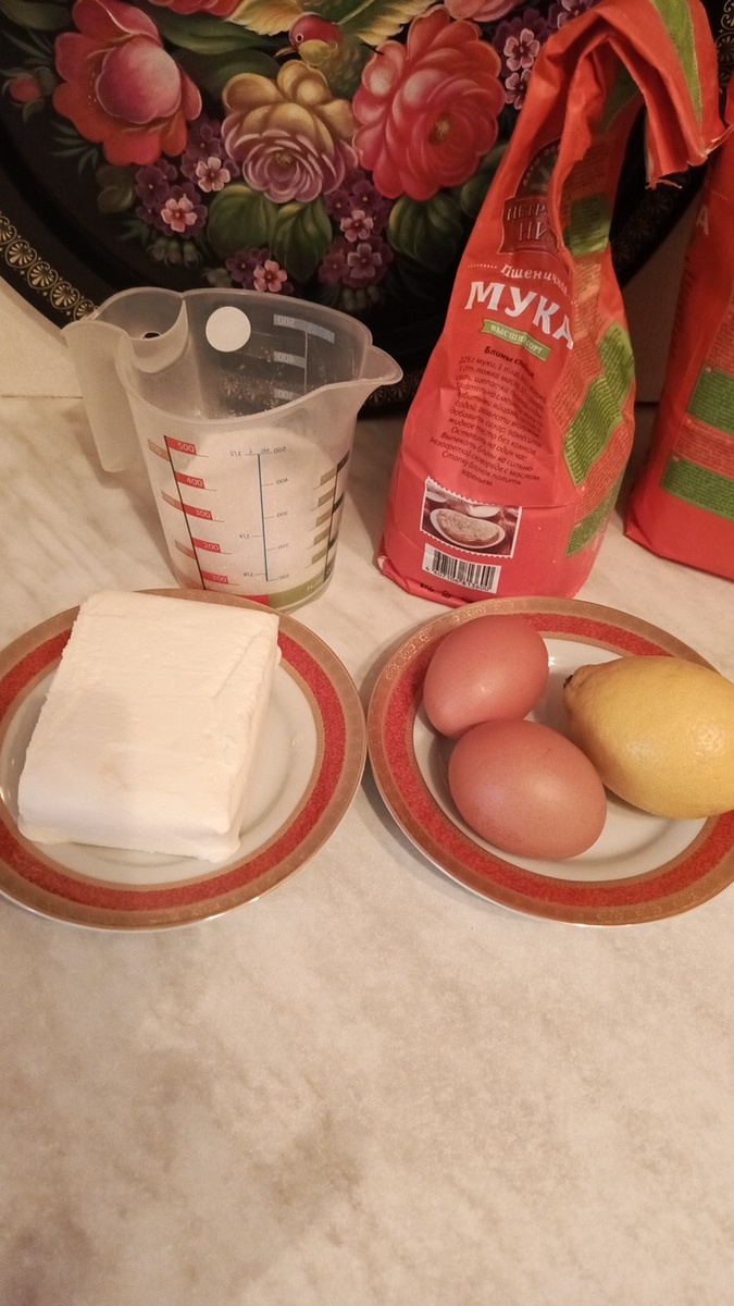 Подготовить продукты. Мука, сливочное масло, яйца, сахар, лимон. Фото автора.