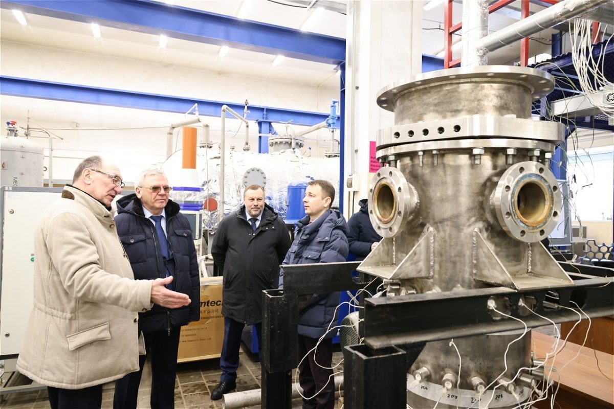    С экскурсией в вузе побывал Евгений Люлин