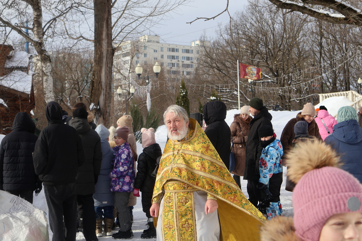 Отец Александр идет освящать автомобиль. Листайте 
