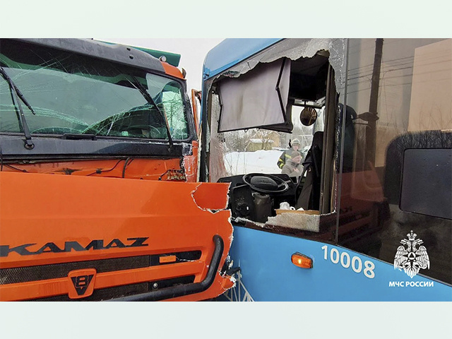 В Твери «поцеловались» КАМАЗ с автобусом. Оба в ремонт