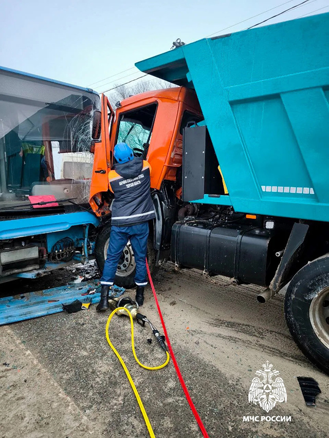В Твери «поцеловались» КАМАЗ с автобусом. Оба в ремонт