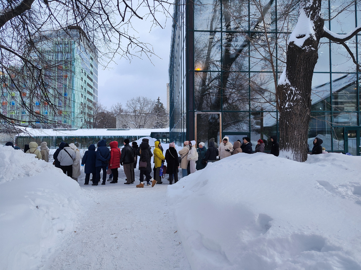 а вот это длинных хвост очереди в 13.00