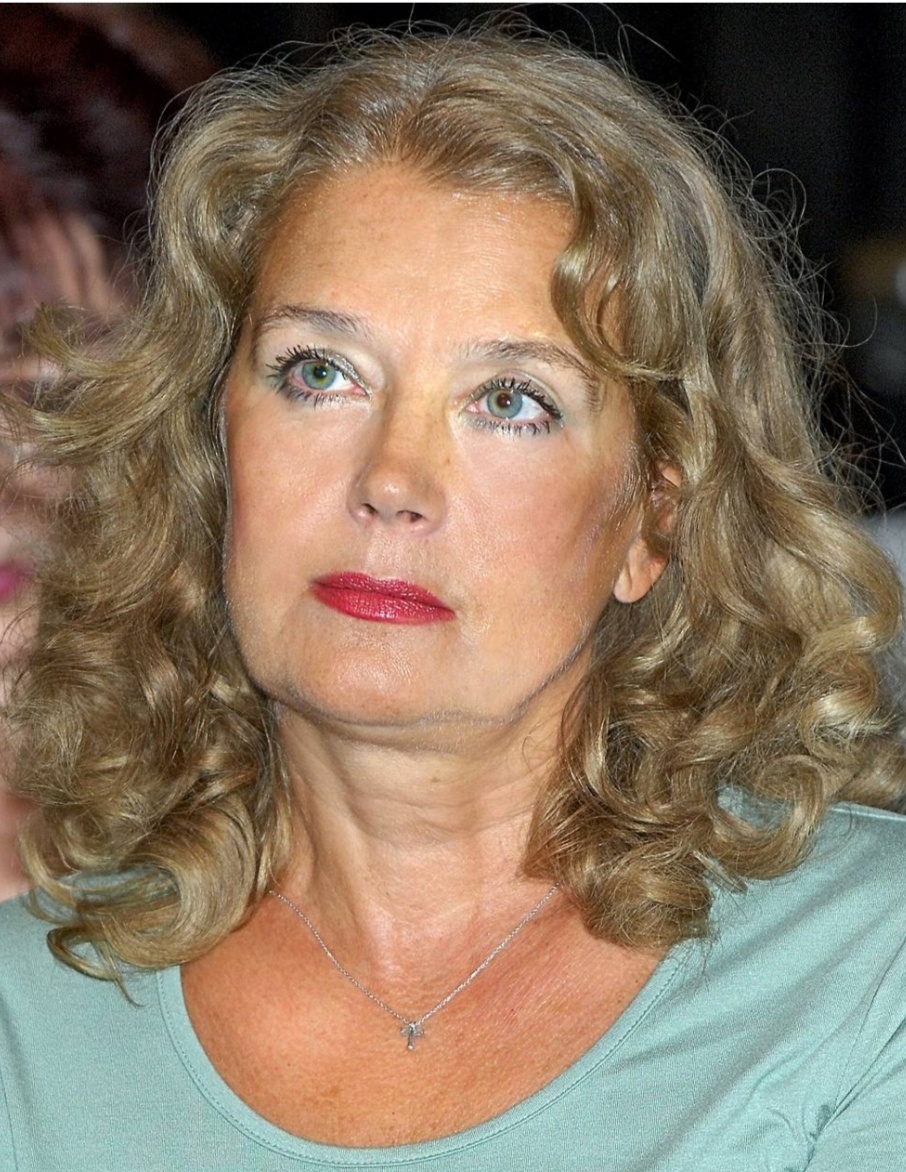 По словам Алфёровой, внутри она остаётся прежней — живой, чувствующей, способной любить. Да, появляется мудрость, но ощущение внутренней молодости никуда не исчезает.