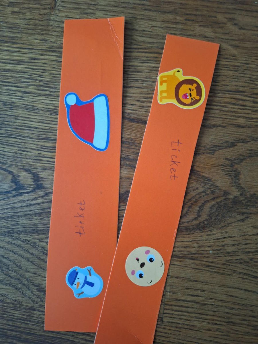 Просто картон с наклейками)