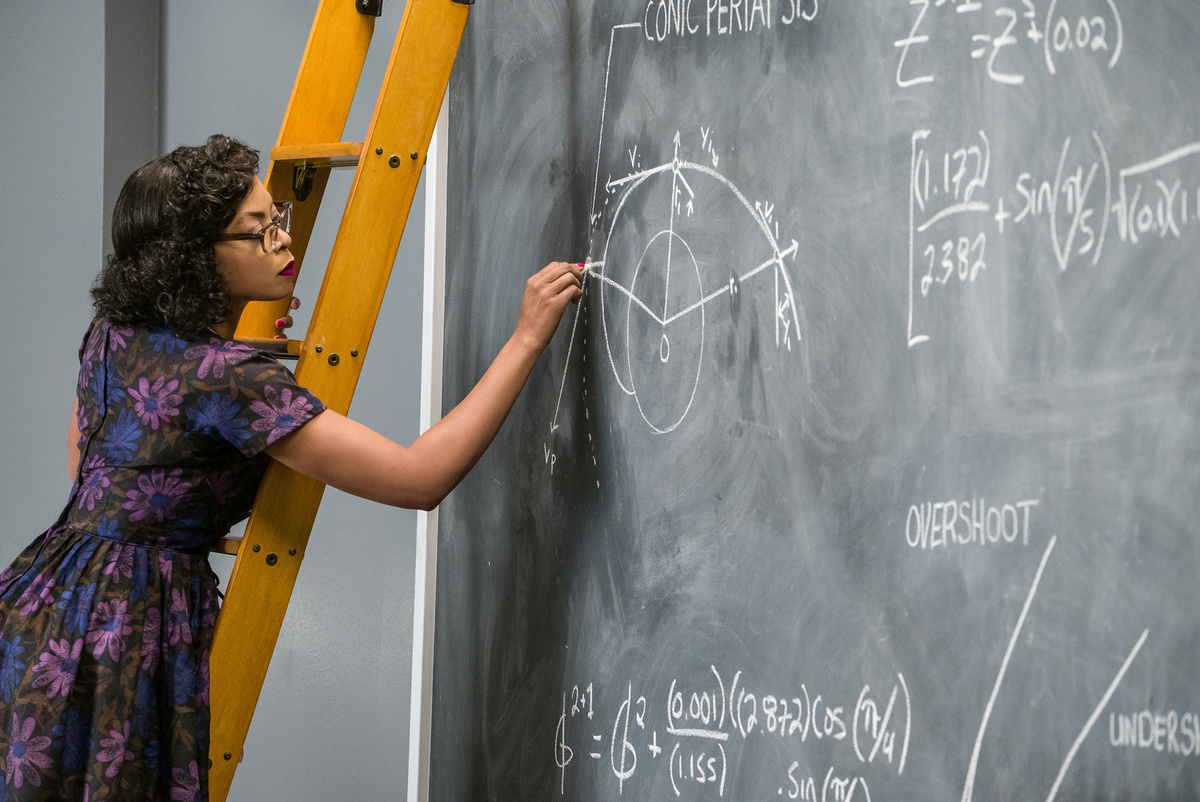 Кадр из фильма "Скрытые фигуры / Hidden Figures" (источник: https://ru.kinorium.com/1563736/gallery/?photo=49132462) 