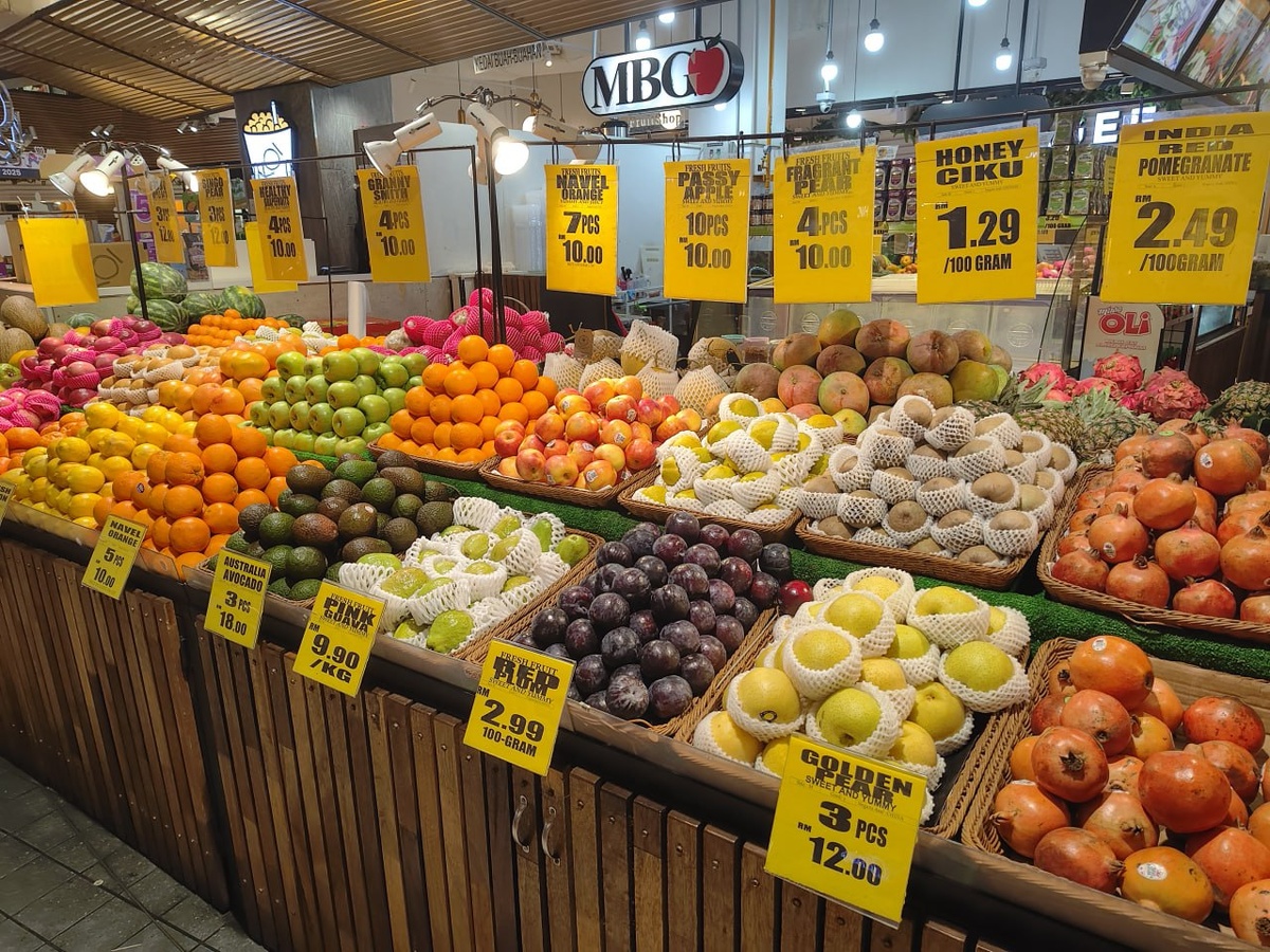 Ассортимент свежих фруктов с ценниками — тот самый формат «зашёл в ТЦ и купил всё нужное»