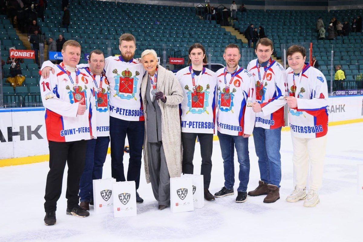 В канун Дня защитника Отечества Ледовый дворец стал местом, где спорт обрёл особый смысл. 
Матч «Путь Героя» собрал на одной площадке ветеранов СВО — следж-хоккеистов команды «ЗВЕЗДА», юных спортсменов клуба «Невский», легенд отечественного хоккея и игроков СКА. 

Разные возрасты, разные судьбы — одна команда, одна шайба, один дух.

«ЗВЕЗДА» — первая в России следж-хоккейная команда, полностью состоящая из участников СВО. 
Кавалеры Ордена Мужества, медалей «За отвагу». 

Люди, которые прошли через тяжелейшие испытания и вернулись с новой целью — доказывать на льду то, что уже доказали в жизни. 

С шестого места в прошлом году — на четвёртое. 

В марте — борьба за бронзу Чемпионата России.

Трибуны аплодировали каждому движению. Потому что за каждым броском — история преодоления. 
И характер, который не сломить.

«Новая Формация» Санкт-Петербурга системно поддерживает команду «ЗВЕЗДА» в рамках работы комиссии по поддержке и реабилитации участников СВО. 

Директор команды Сергей Буравцев говорит об этом прямо: 
«Новая Формация» — организация, с которой мы движемся бок о бок, наши друзья и партнёры».
 
Для нас это долгосрочное партнёрство, выстроенное на общих ценностях: реабилитация через спорт — это реальный инструмент, который меняет судьбы.

Матч организован Комитетом по физической культуре и спорту, Комитетом по социальной политике Правительства Санкт-Петербурга, АНО «Стальная хоккейная лига» и АНО «Общее дело».

Гордимся «ЗВЕЗДОЙ». Гордимся нашими героями. Идём рядом.