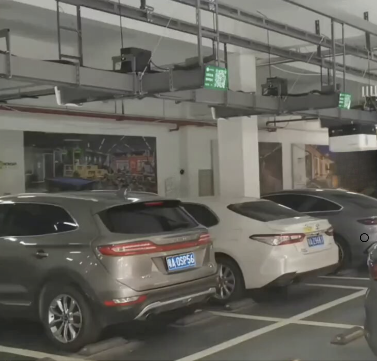    Рельс здесь выполняет сразу две функции — служит направляющей и проводит электричество