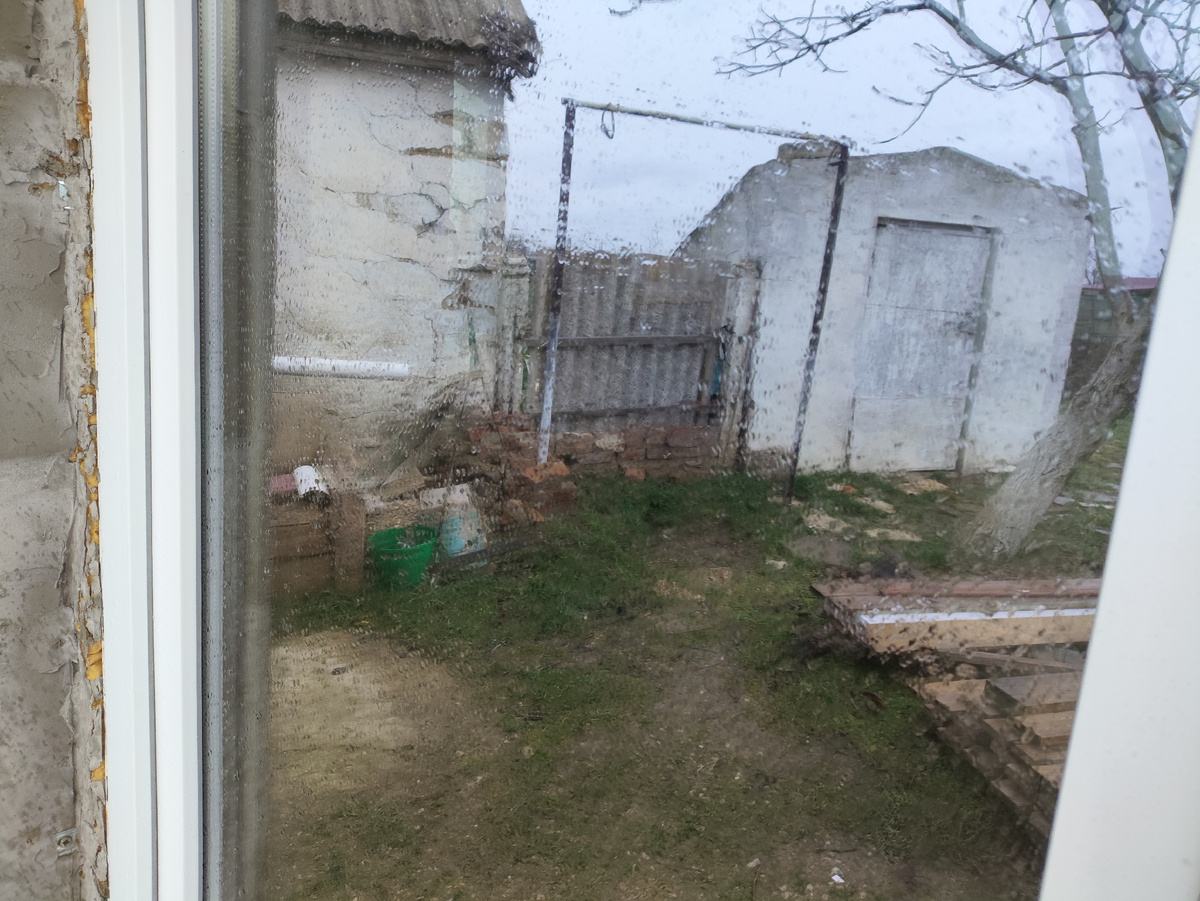 И только капли на стекле двери....