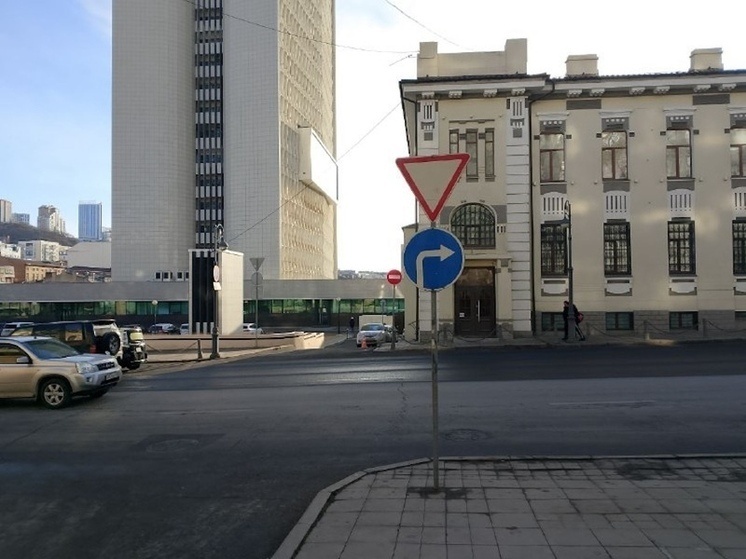     Во Владивостоке обновили дорожные знаки и ограждения. фото: мэрия владивостока