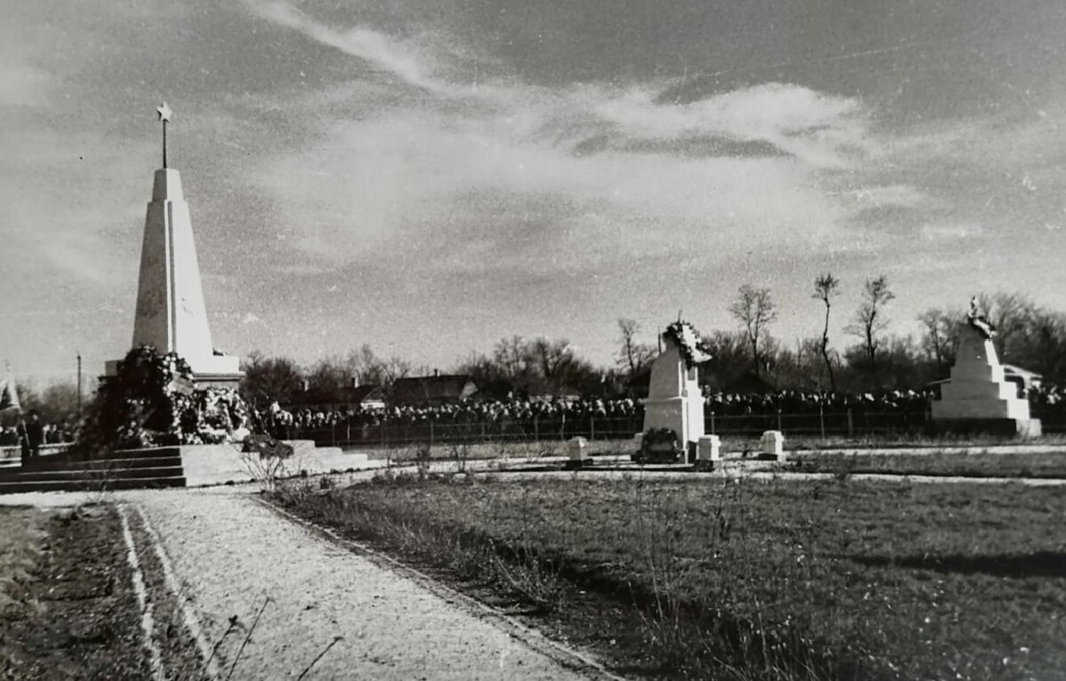 Колонна, обелиск и пирамида на Братской площади по городской улице Энгельса в 1949 г.