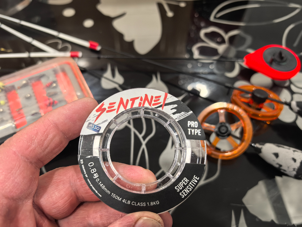 конечно можно было бы и 0,12 поставить, но парни пока не ювелирно владеют тонкими лесками,  а перевязываться на рыбалке так не хочется, что поставили 0, 148 леску с разрывом на 1,8 кг