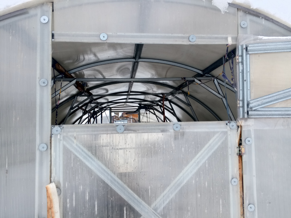 Открытая форточка