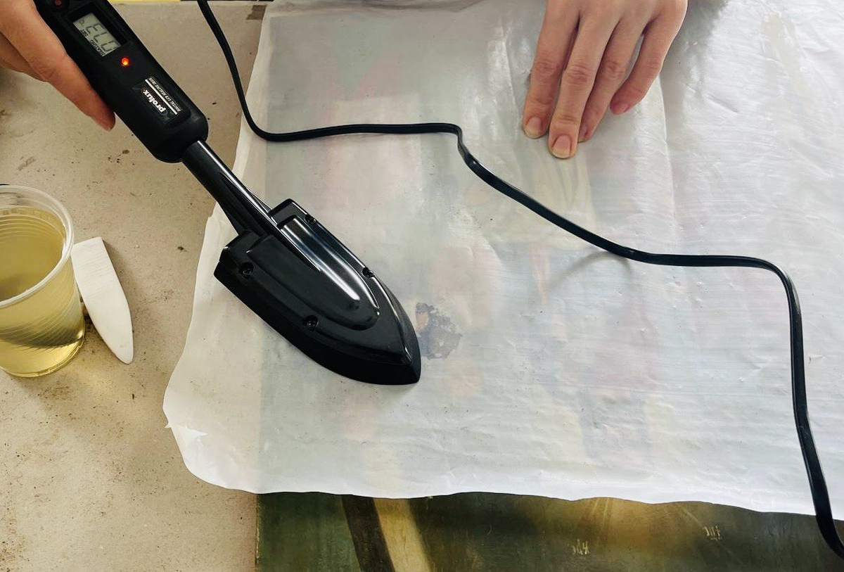 Реставрационный утюжок (Prolux) за работой на холсте с фторопластовой плёнкой 