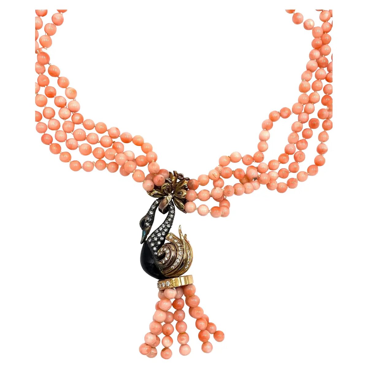 винтажное колье из 18-каратного желтого золота с кисточкой из бусин в виде бриллиантов и кораллов. Колье состоит из четырех рядов светло-оранжевых/розовых коралловых бусин диаметром 4,5-4,7 мм.