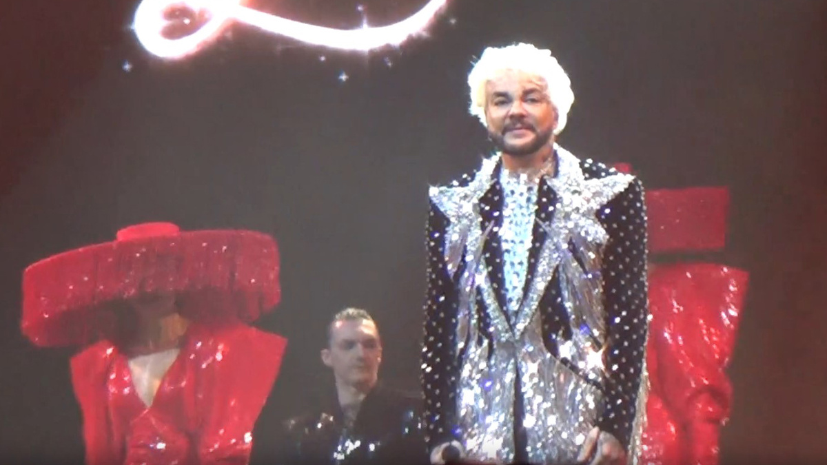 Филипп Киркоров на сцене "УГМК-Арены" в Екатеринбурге. Скриншот видеозаписи новогоднего концерта, 06.01.2026 г.