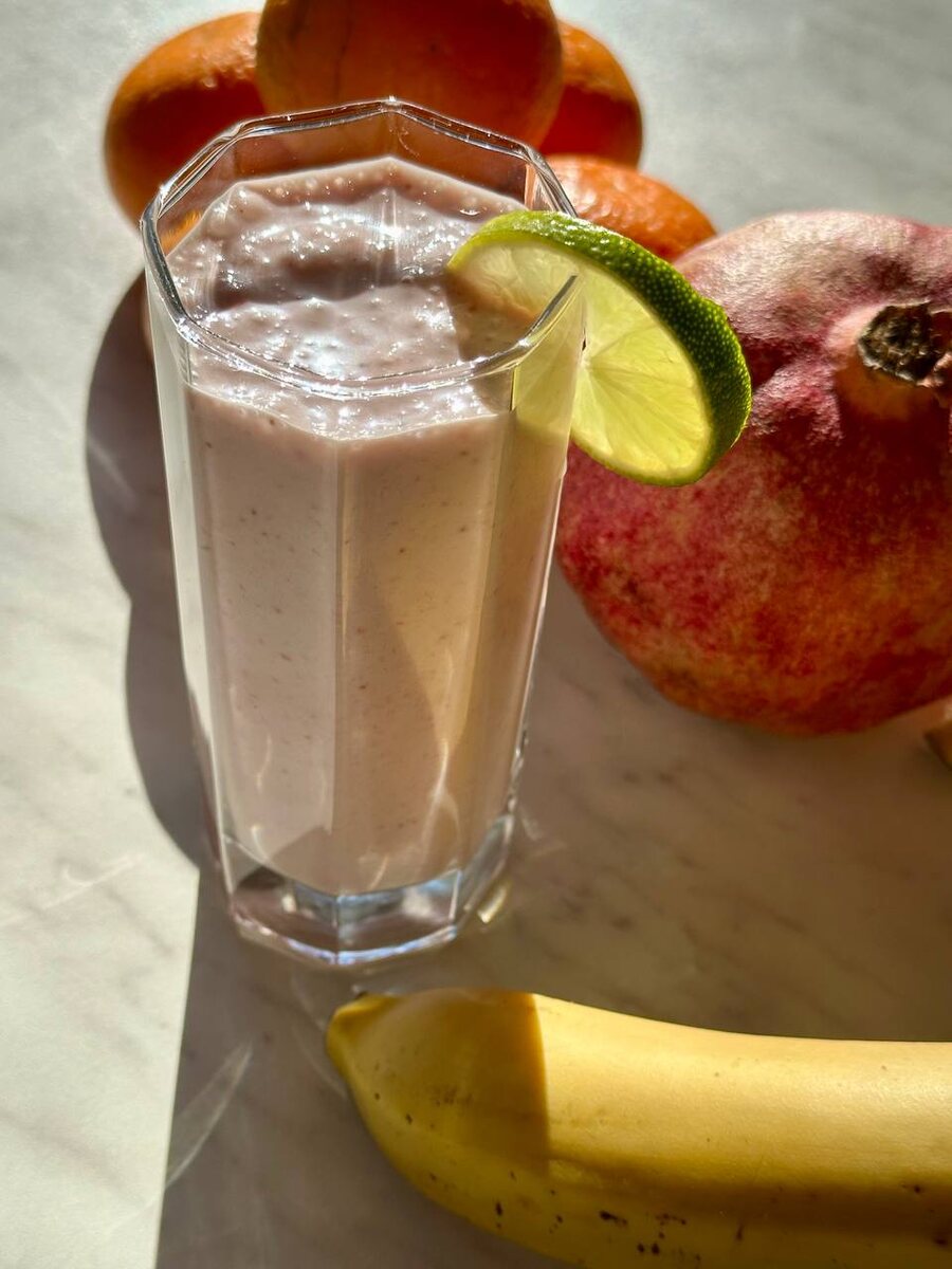 Смузи на кокосовом молоке с клубникой, бананом и лаймом