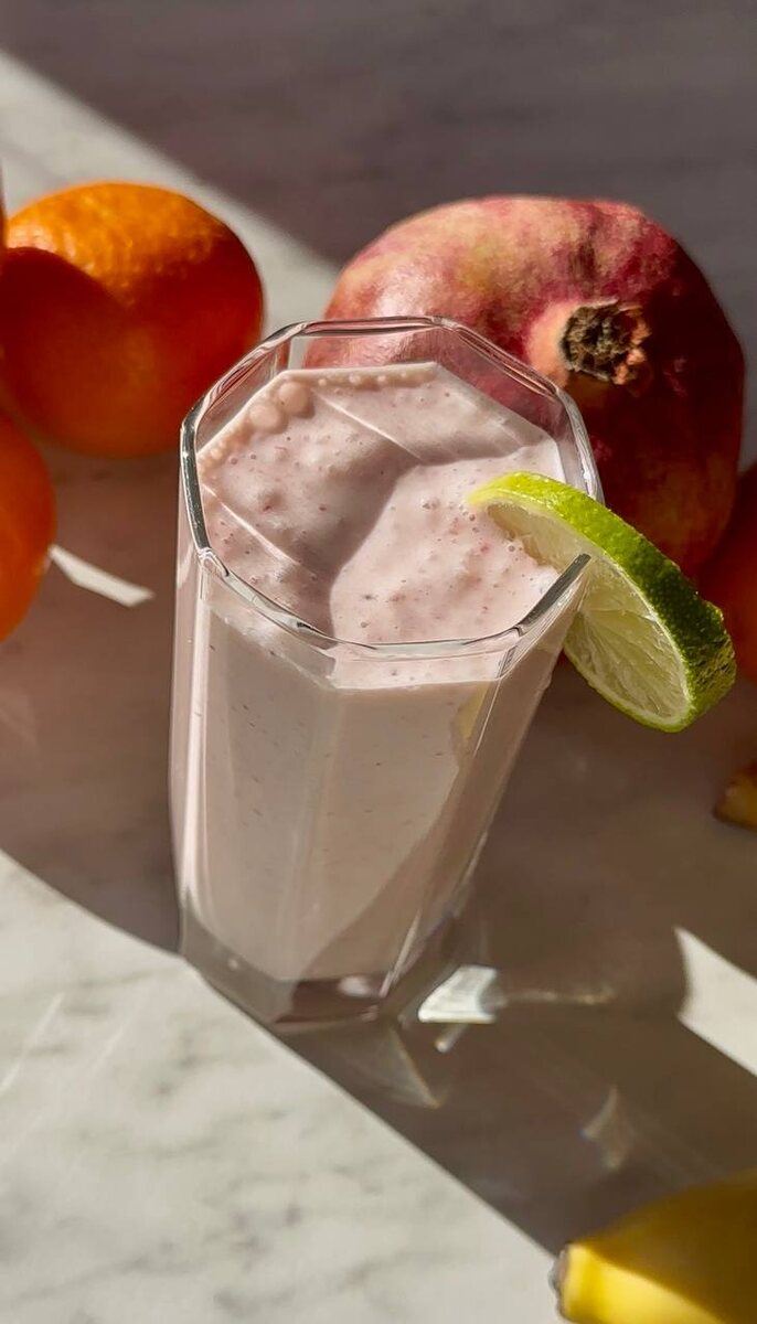 Смузи на кокосовом молоке с клубникой, бананом и лаймом