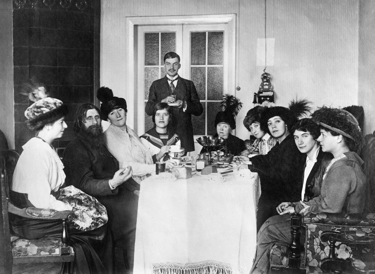 Чаепитие у Распутина, 1914 год. Почетные гости у целителя Распутина после поста. матрена Распутина в центре