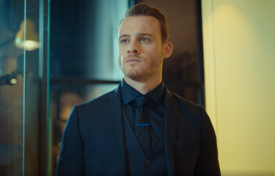 Кадр из трейлера первого сезона сериала «Постучись в мою дверь» (Sen Çal Kapımı). В главных ролях: Ханде Эрчел и Керем Бюрсин. Режиссёр: Альтан Дёнмез. Телеканал FOX (ныне Now), 2020.