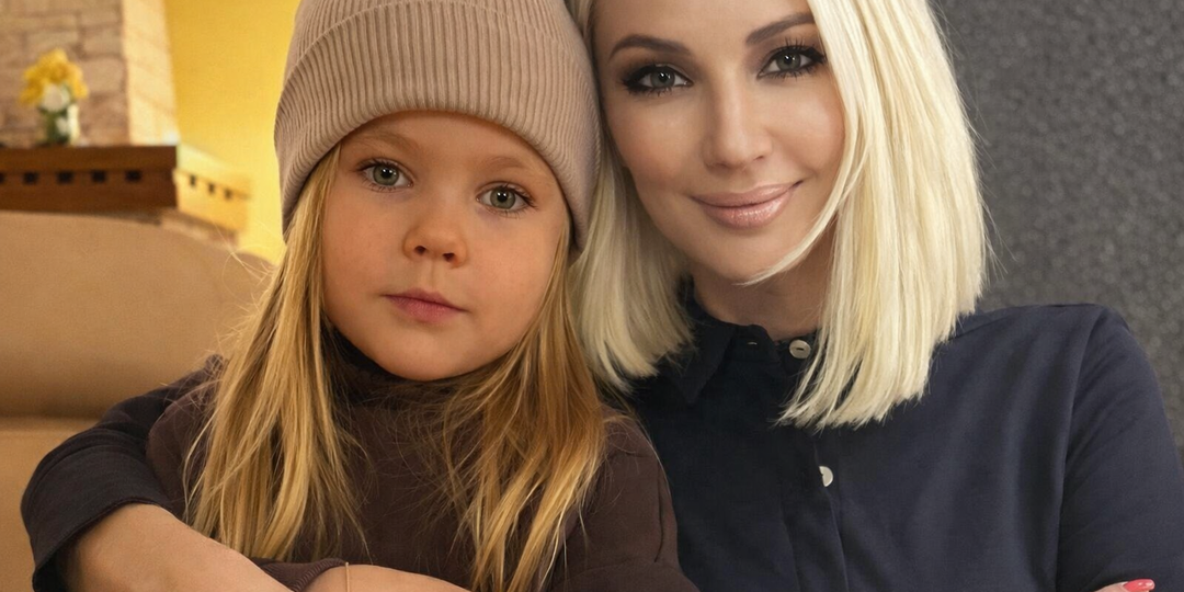 "Сердце сжимается!": Кудрявцева в 54 показала мужа моложе на 16 лет, дочь и внука одного возраста. Видео, от которого невозможно оторваться