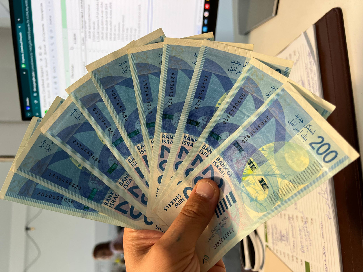 Две тысячи шекелей. Да, с этими купюрами можно купаться в море и им ничего не будет.