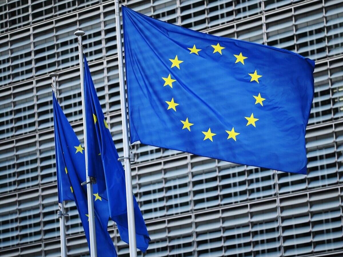    Флаги с символикой Евросоюза у здания Еврокомиссии в Брюсселе | © РИА Новости / Алексей Витвицкий