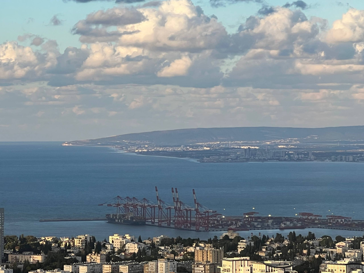 Вид из Хайфы на Хайфский порт, Хайфский залив, Старый Акко, Нагарию и мыс Рош-Ха-Никра на границе с Ливаном.