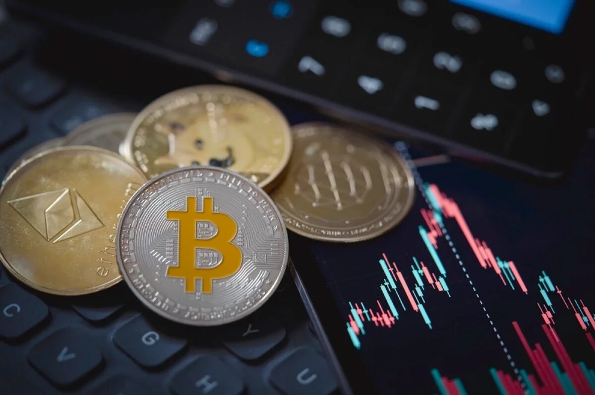    На рынке криптовалют на фоне запредельной волатильности хитроумные аналитики путаются в своих объяснениях.