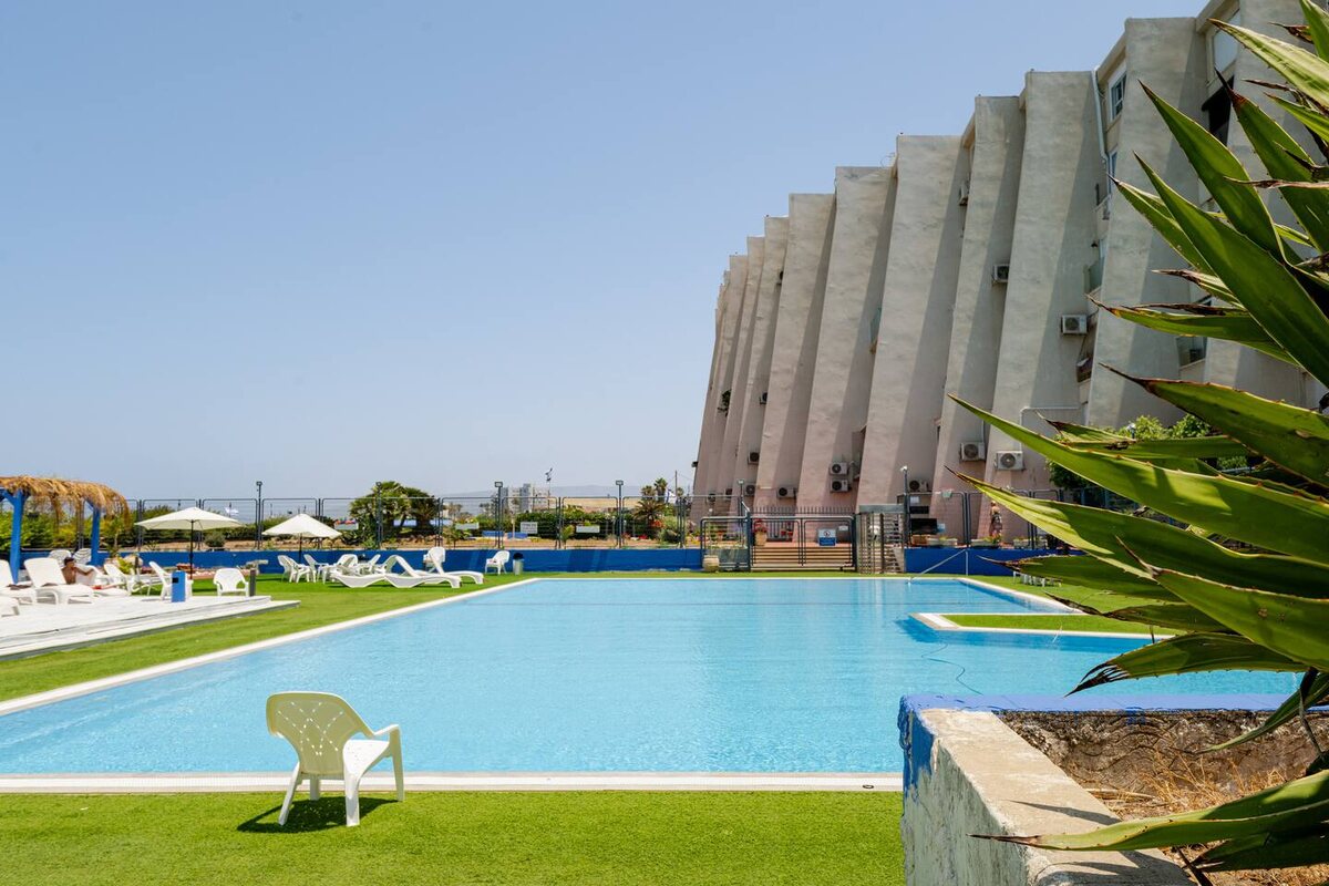 Бассейн в доме 65 по ул. Алия в Нагарии. В доме доступны несколько вариантов размещения.