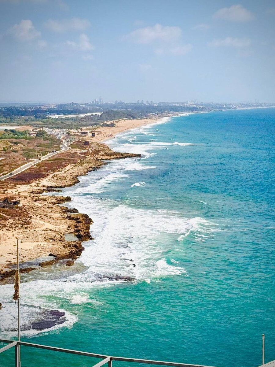 Вид на Нагарию и окрестности с мыса Рош-а-Никра.