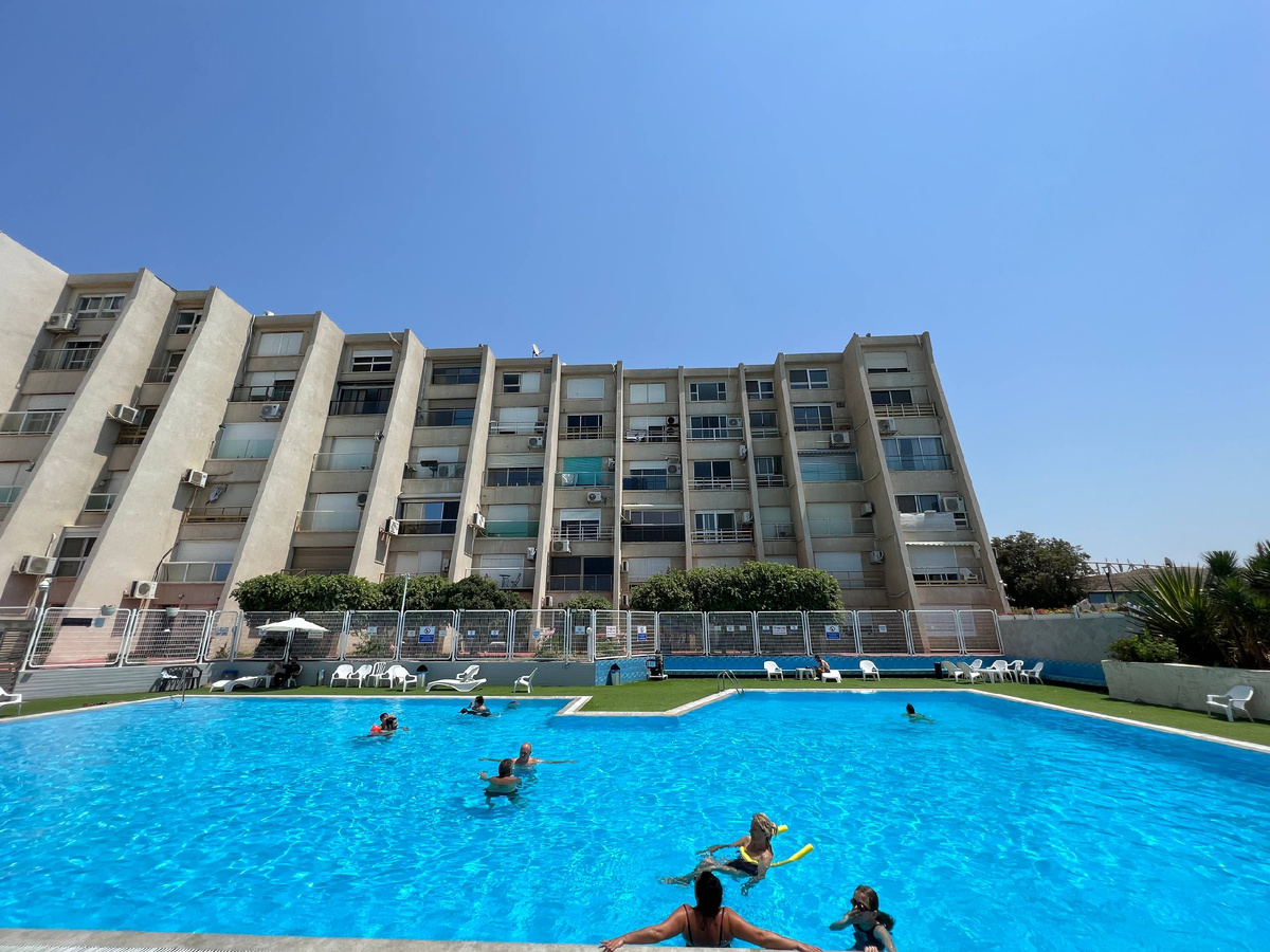 Нагария, ул. Алия, дом 65. Сезонный бассейн для проживающих в доме. Доступны несколько вариантов размещения.