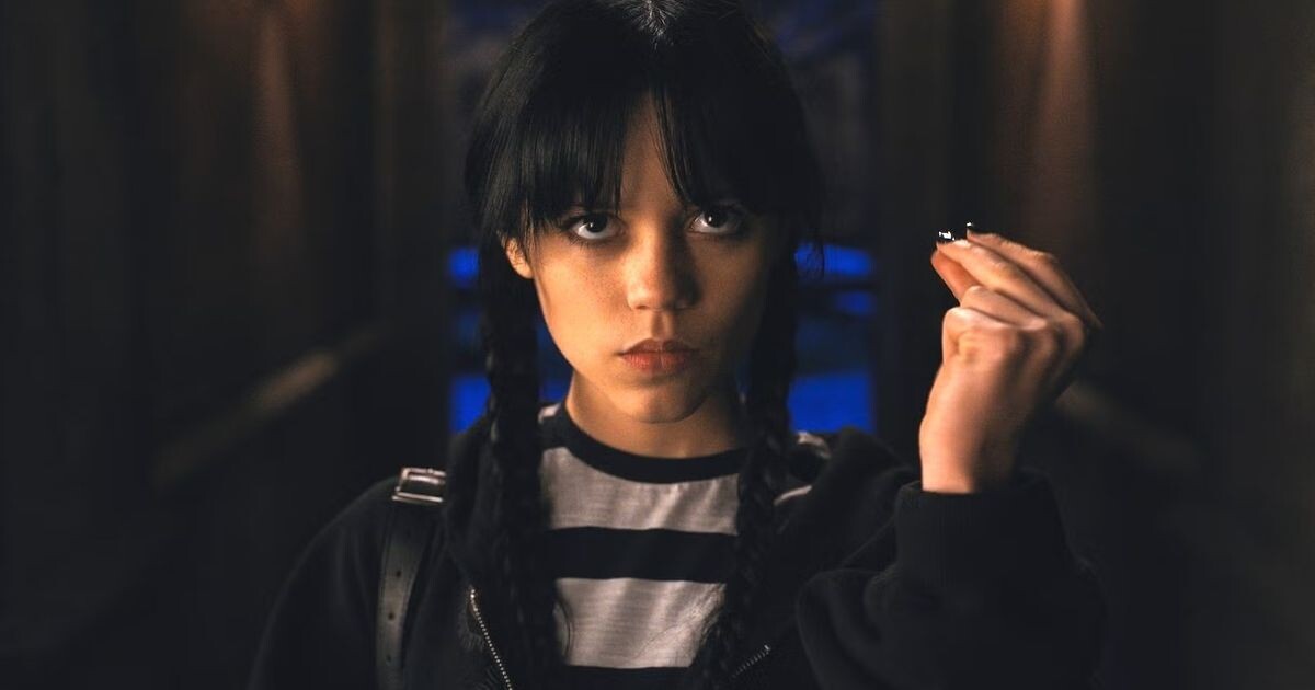 «Уэнсдей» — американский сериал о взрослении, основанный на сюжете о Семейке Аддамс; фото: кадр из сериала «Уэнсдей», Альфред Гоф, Майлз Миллар, режиссер Тим Бертон, 2025, Netflix