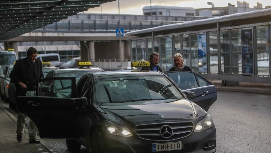    Такси у аэропорта Хельсинки-Вантаа. Финляндия. Автор фото: Коньков Сергей/архив "ДП"