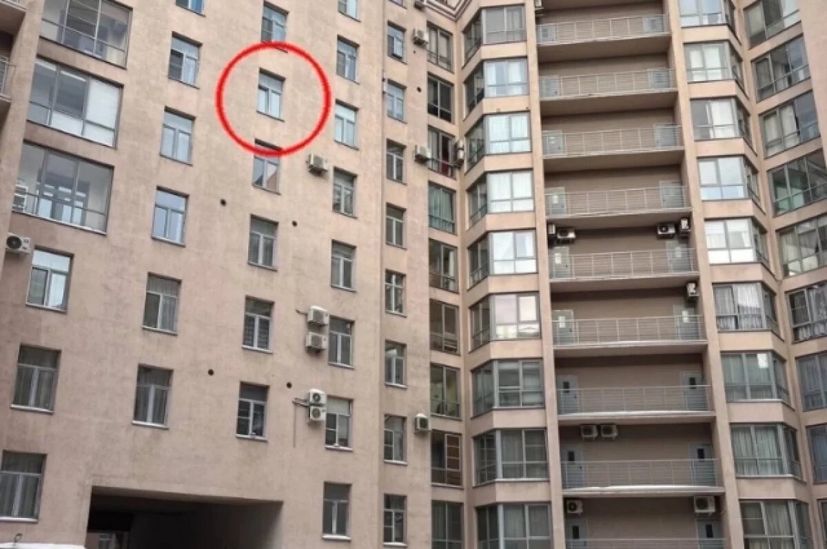    Выжить после падения с седьмого этажа практически невозможно.