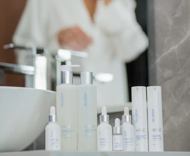 Антиоксидантный тонер с витамином С из линии анти эйдж помогает выравнивать тон, осветляет пигментацию. Тонер содержить стабильную форму витамина С. 