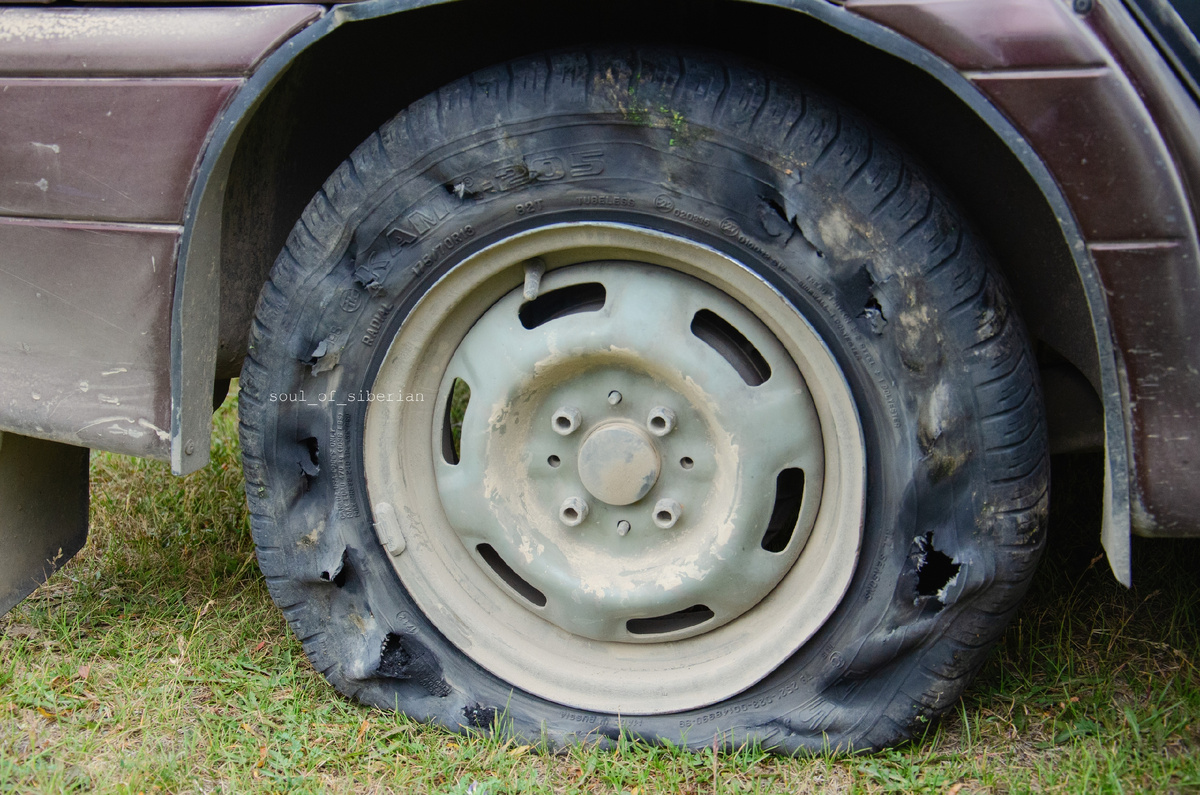 Мы не почувствовали, что колесо превратилось в решето. Мы увидели это, когда остановились на пикник. Фото из поездки на Кату-Ярык в 2018 году.