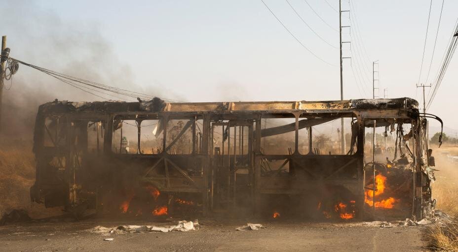    Автобус, который подожгли мексиканские банды. REUTERS/Габриэль Трухильо