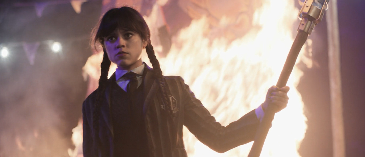 «Уэнсдей» — американский сериал о взрослении, основанный на сюжете о Семейке Аддамс; фото: кадр из сериала «Уэнсдей», Альфред Гоф, Майлз Миллар, режиссер Тим Бертон, 2025, Netflix